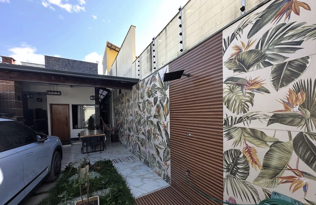 Garagem e área externa com ducha