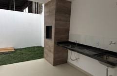 Bancada externa com duas cubas e nicho na parede revestida.