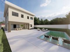 Casa de dois pavimentos com pátio amplo e piscina retangular.