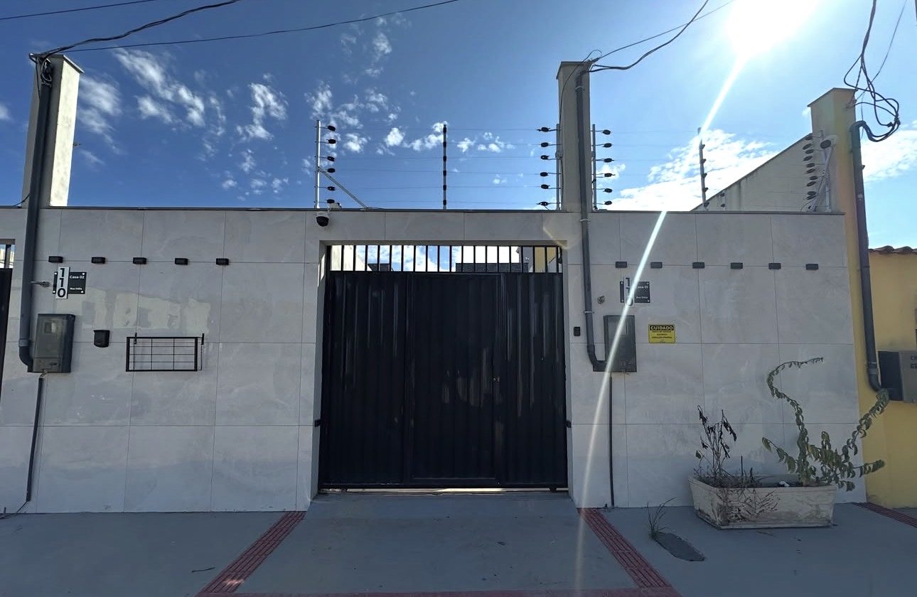 Fachada com portão