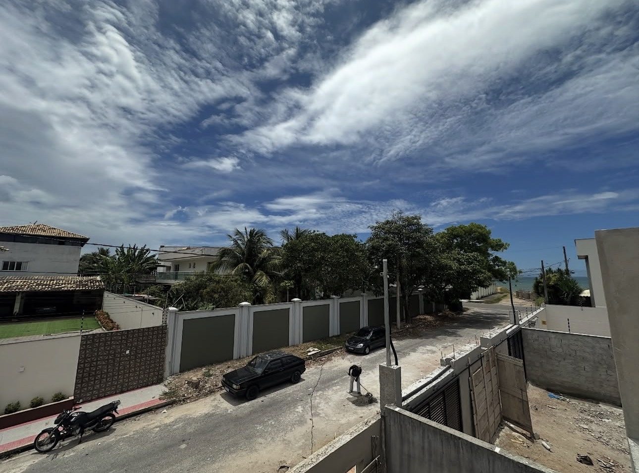 Vista do andar de cima com o mar ao fundo