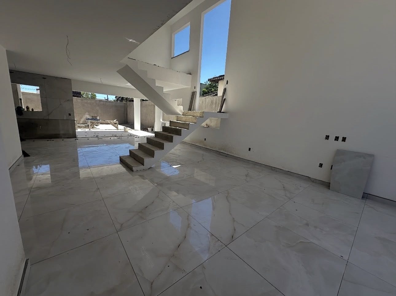 Ambientes integrados com porcelanato, em obra